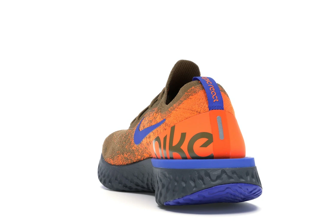 Vue 26 de Nike Epic React Flyknit Golden Beige Racer Blue